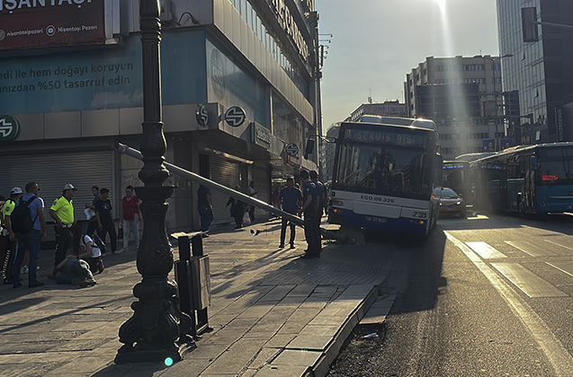 Ankara’da EGO Otobüsü Sinyalizasyon Direğine Çarptı! Kazada 1 Kişi Yaralandı