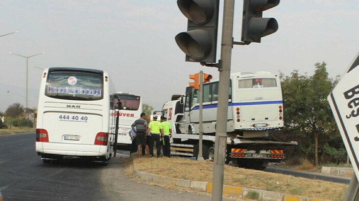 Manisa’da Yolcu Otobüsüyle İşçi Servis Midibüsü Çarpıştı; 11 Yaralı