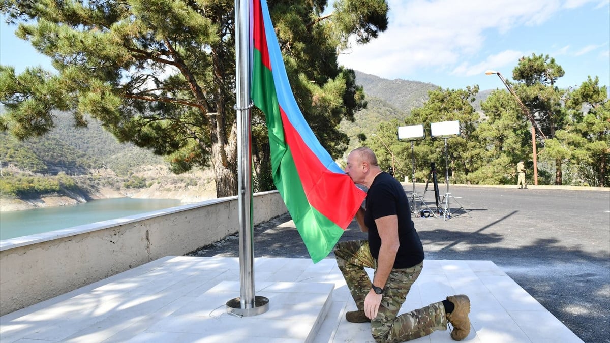 İlham Aliyev, Azerbaycan bayrağını göndere çekti