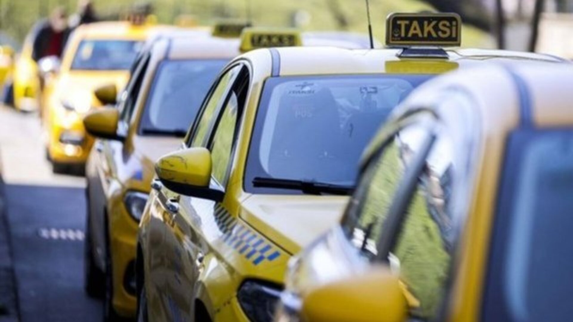 İstanbul’da taksi bulamayan vatandaşa polis desteği