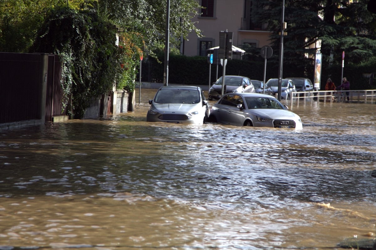 İtalya’da sağanak yağış sonrası Milano kentini sular altında kaldı