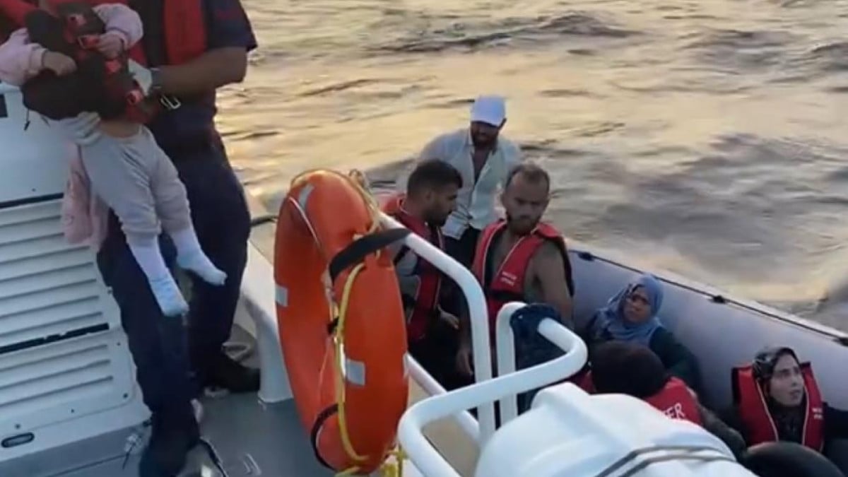 Yunanistan 20 kaçak göçmeni Türk kara sularına itti
