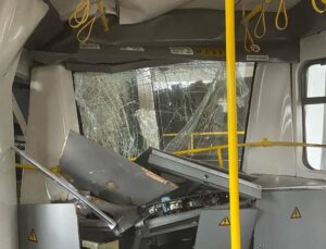 İzmir’de raydan çıkan metro duvara çarptı
