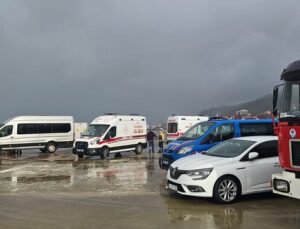 Trabzon’da fırtına, askeri üsse ait konteyneri denize sürükledi