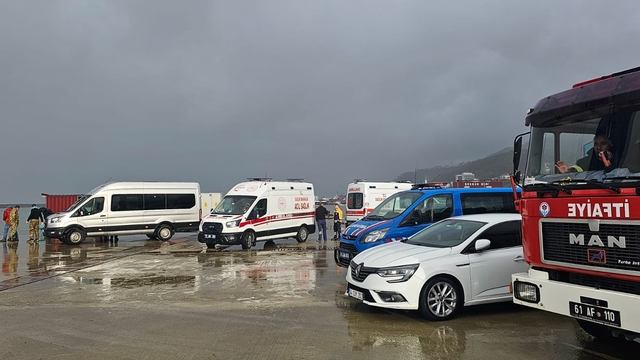 Trabzon’da fırtına, askeri üsse ait konteyneri denize sürükledi