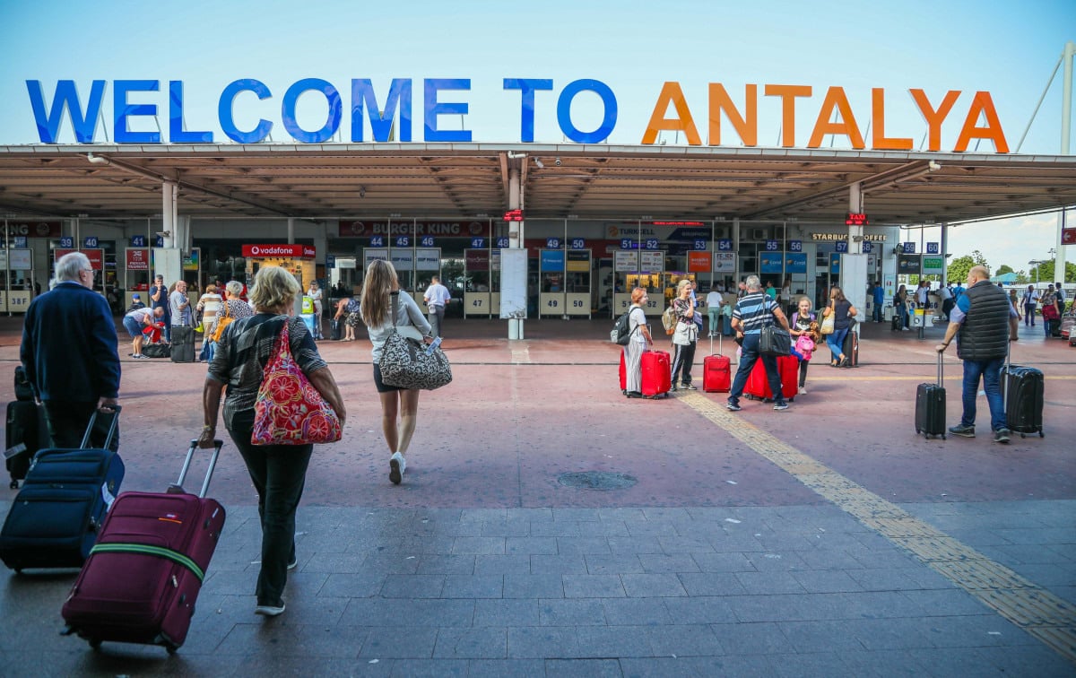 Antalya’ya gelen turist bile trafikten şikayetçi