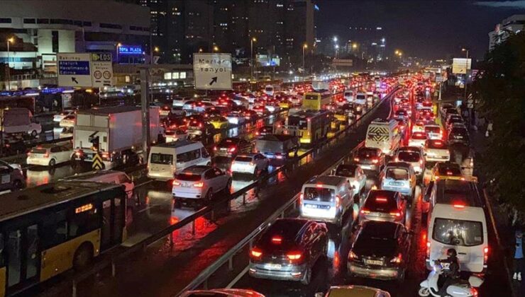 İstanbul’da sağanak trafiği olumsuz etkiledi