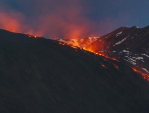 Etna Yanardağı yeniden faaliyete geçti