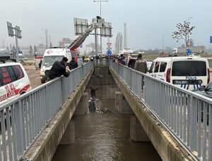 Karabük’te minibüs çaya devrildi: Sürücüsü yaralandı