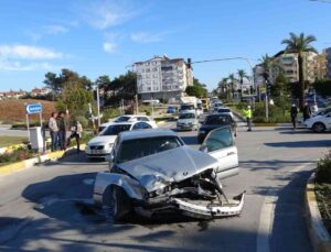 Antalya’da kırmızı ışık ihlali kaza getirdi