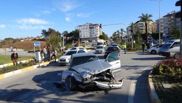 Antalya’da kırmızı ışık ihlali kaza getirdi