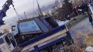 Ankara’da çöp kamyonu evin çatısına düştü