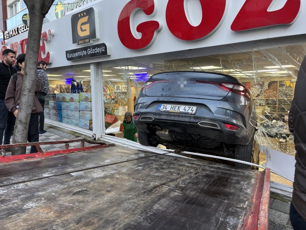 İstanbul’da direksiyon hakimiyetini kaybeden sürücü dükkana daldı