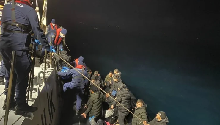 Ayvalık Sahil Güvenliği, lastik botlarda 110 göçmeni yakaladı