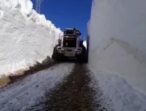Hakkari Yüksekova’da Kar Tünelleri Gibi Açılan Yollar!