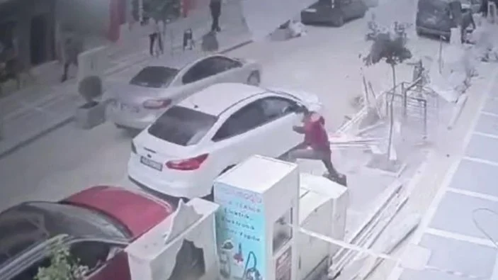 Mardin’de İnşaat Asansöründen Düşen Kapı, Genç Bir Genci Yaraladı